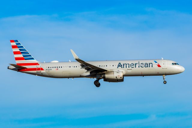 Airbus A321 (N128AN) - American Airlines A321 landing at DFW on 12/25/22. Taken with a Canon R7 and Tamron 70-200 G2 lens.