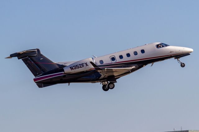 Embraer Phenom 300 (N352FX)