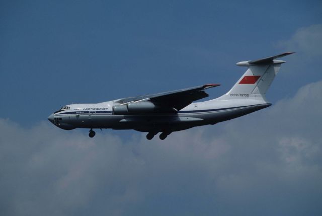 Ilyushin Il-76 (CCCP76750) - Final Approach to Narita Intl Airport Rwy34 on 1992/08/20