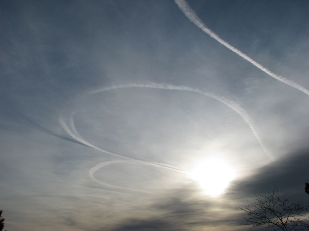 — — - Later learned that this was a Fed-X plane, apparently having trouble, and dumping fuel. Apparently landed in Casper, Wyoming. April, 2009. There were 7 or 8 of these circles joined in one long ribbon.