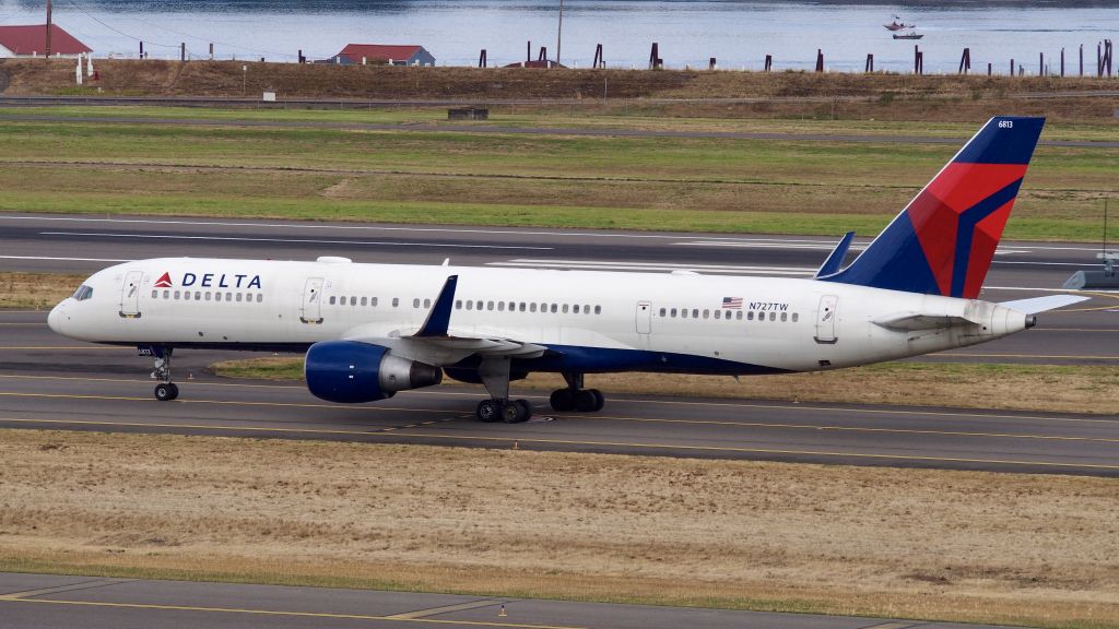Boeing 757-200 (N727TW) - Delta 757 taxiing after arriving on runway 10L at KPDX.