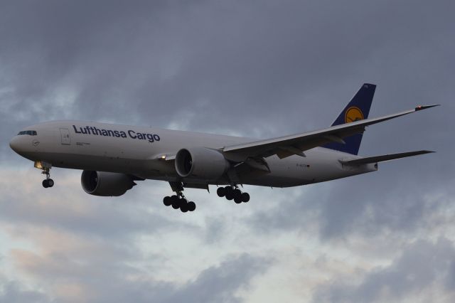 BOEING 777-200LR (D-ALFD)