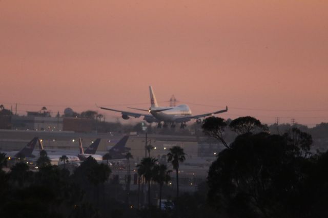 Boeing 747-400 (LX-ECV)