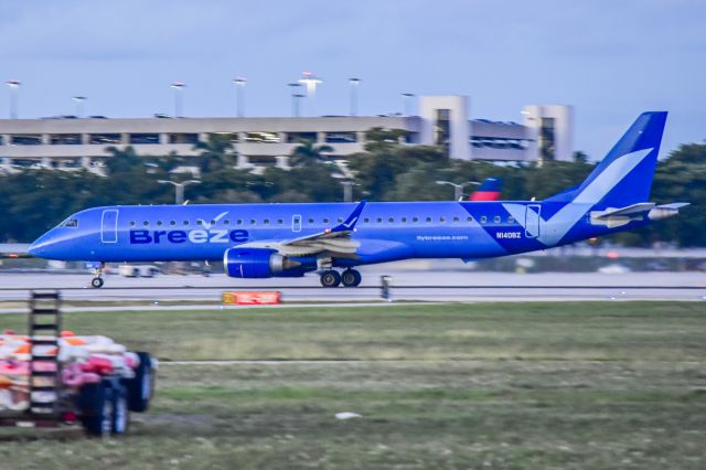 EMBRAER 195 (N140BZ)