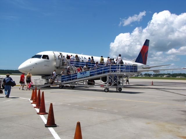 Embraer 175 (N202JQ)