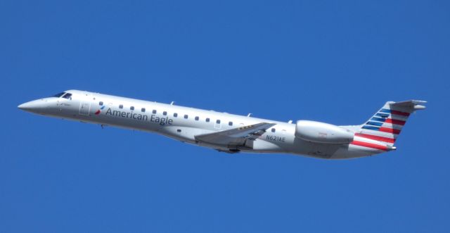 Embraer ERJ-145 (N621AE) - This American Eagle just took off, Mar. 2020.