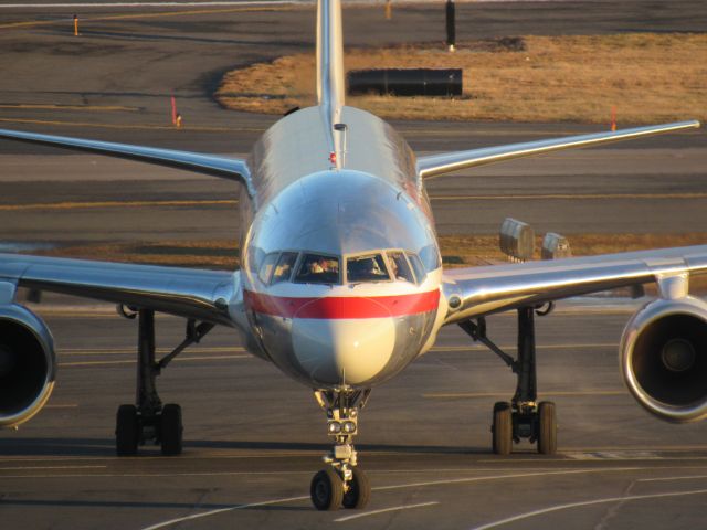 Boeing 757-200 (N659AA) - Head on with N659AA