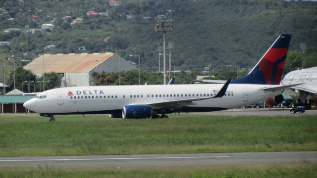 Boeing 737-800 (N396DA)