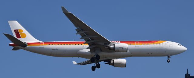 Airbus A330-300 (EC-LUK)