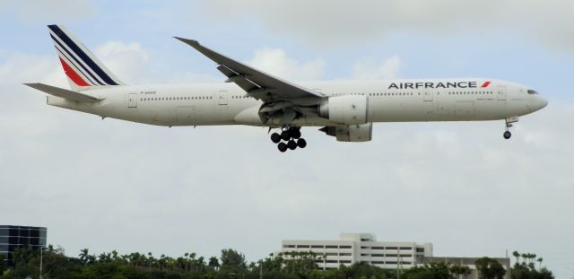 BOEING 777-300ER (F-GSQD)