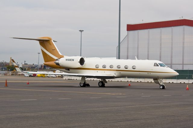 Gulfstream Aerospace Gulfstream IV (N100EW) - N100EW -A sparkling G4 @ KBOS Logan !