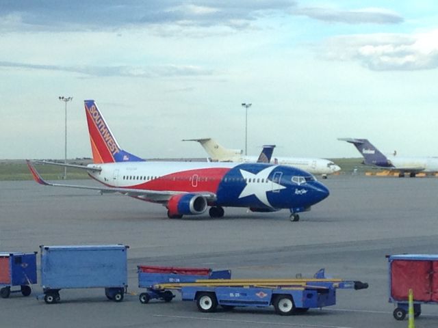 Boeing 737-700 (N352SW) - Eating at Root Down.