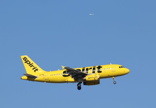 Airbus A319 (N529NK) - 9/10/23 inbound for Rwy 17L as a prior departure climbs and heads north