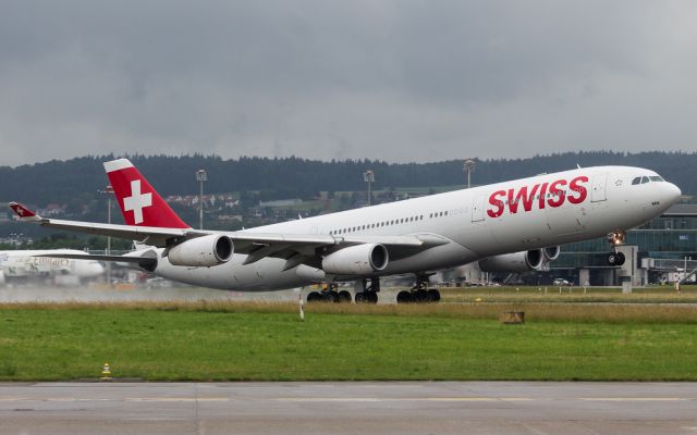 Airbus A340-300 (HB-JMN)