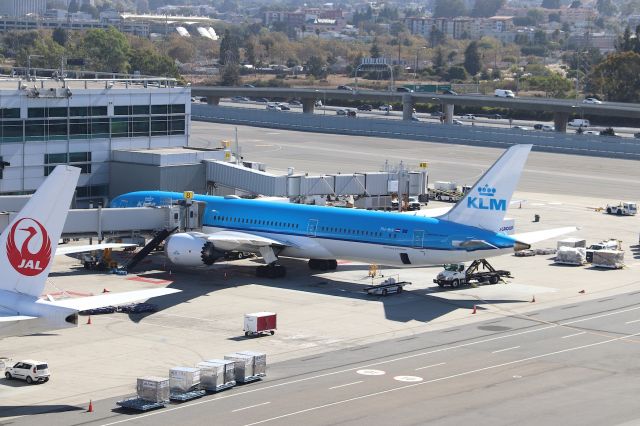 Boeing 787-9 Dreamliner (PH-BHI) - KSFO - KLM 787-9 named "Lavender/Lavendel" at the International Gate loading for AMS. This jet leaving in about 1-hr from the time this photo was taken. CN: 38755 LN:477 delivered new to Royal Dutch in Sept 2016.This was the 2nd 787-9 for KLM.