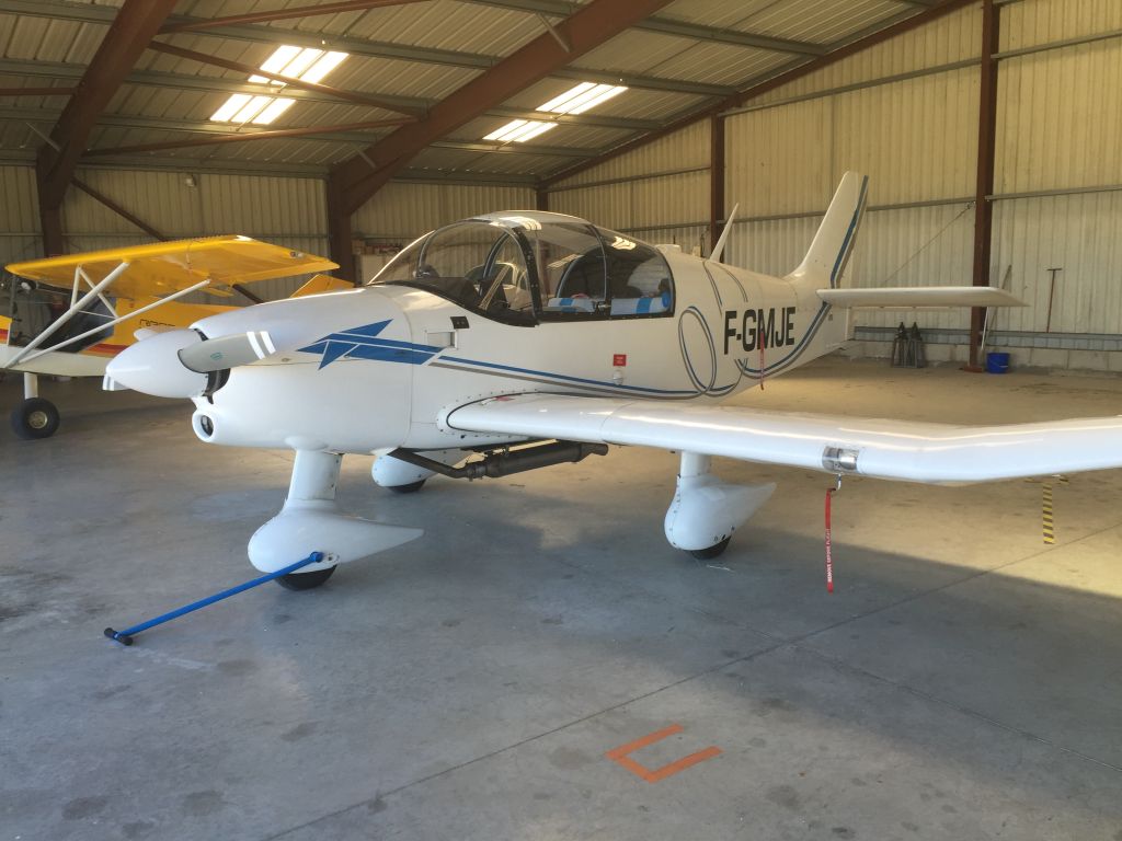 F-GMJE — - Aeroclub de Visan dans le hangar