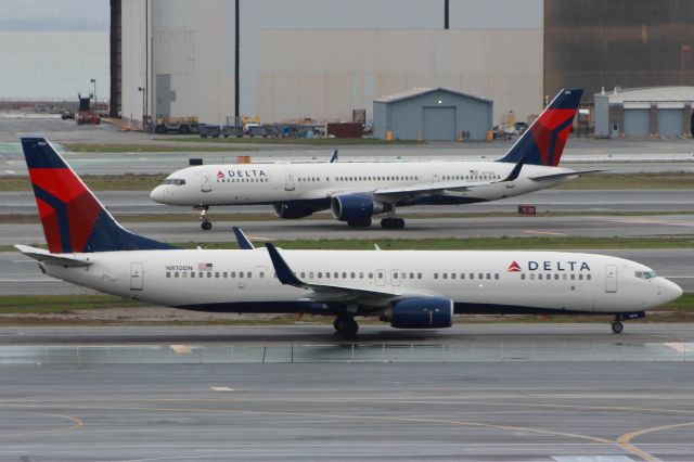 Boeing 737-900 (N810DN)