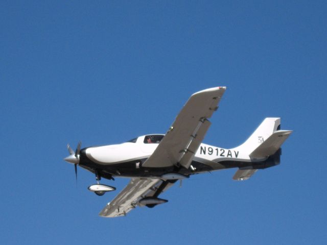 Cessna 350 (N912AV) - Landing on RWY 24