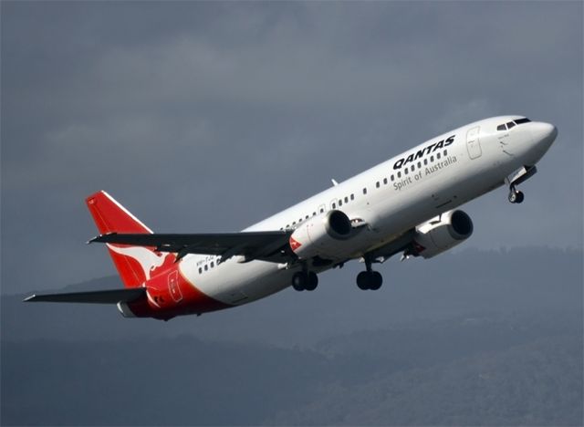 BOEING 737-400 (VH-TJZ) - A Qantas "old girl" gets airborne off runway 23 and heading for her next destination.