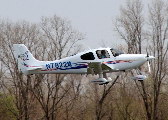 Cirrus SR-22 (N7822M) - Off of Rwy 14 at Downtown Shreveport.