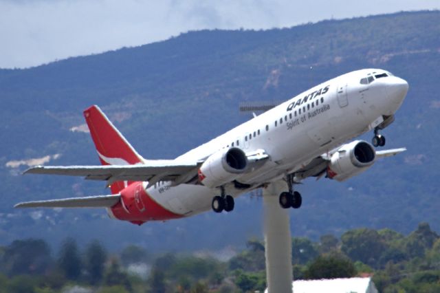 BOEING 737-400 (VH-TJY) - A Qantas old girl getting airborne off runway 23. Friday 1st February 2013.
