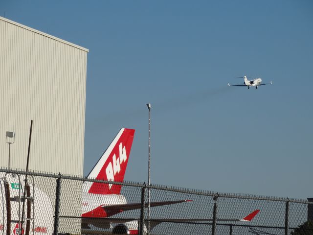 Boeing 747-400 (N744ST)