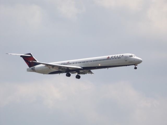 McDonnell Douglas MD-88 (N935DL) - From the 9th floor balcony at the Best Western Plus on Central Ave.