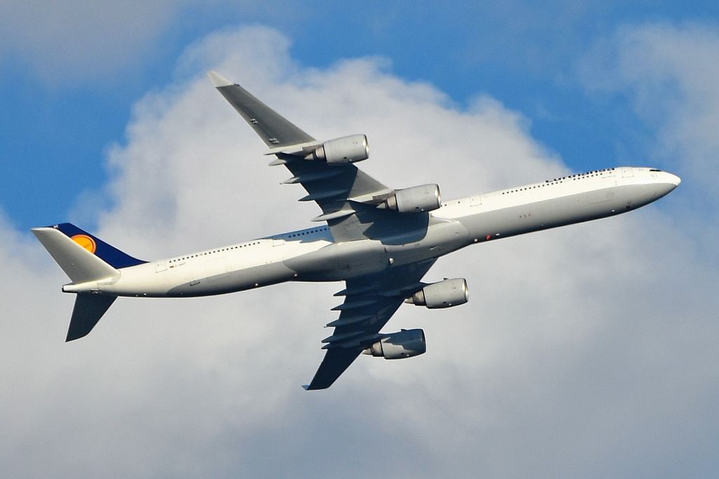 Airbus A340-600 (D-AIHT) - Missed Approach and going around!