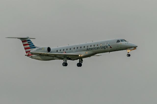 Embraer ERJ-145 —