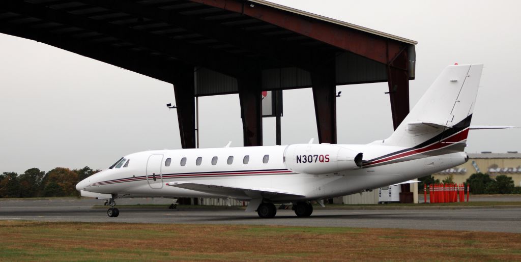 Cessna Citation Sovereign (N307QS) - Taxiing to parking is this 2007 Cessna Citation Soverign in the Autumn of 2021.