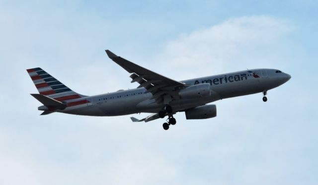 Boeing 737-700 (N291AY) - Moments before landing, fall 2018.