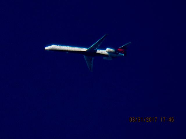 McDonnell Douglas MD-90 (N915DN)