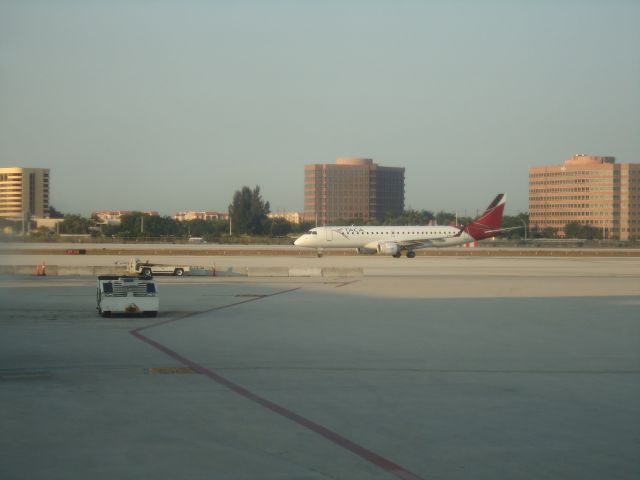 Embraer ERJ-190 (N937TA)