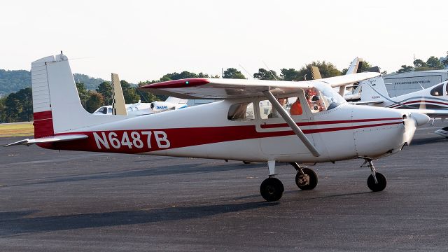 Cessna Skyhawk (N6487B) - Guy who owns this plane is a super cool  dude