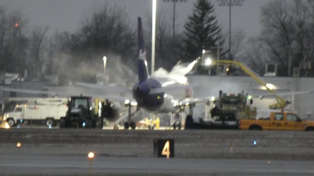Boeing 757-200 (N772FD) - Gettin’ De-Iced