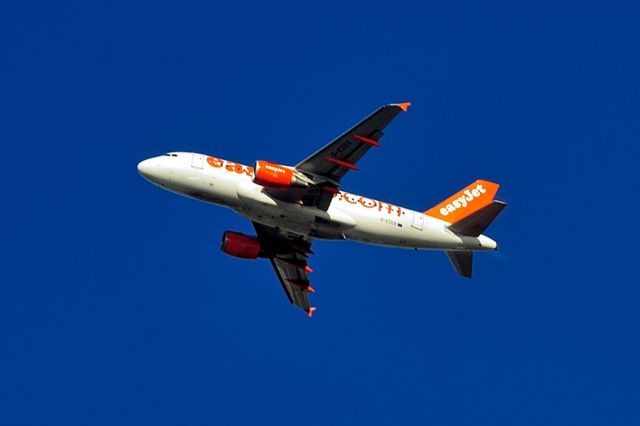 Airbus A319 (G-EZOX) - 2009