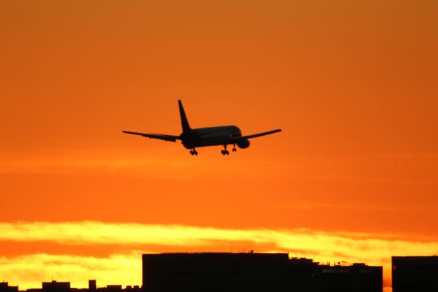 BOEING 767-300 (N121FE)