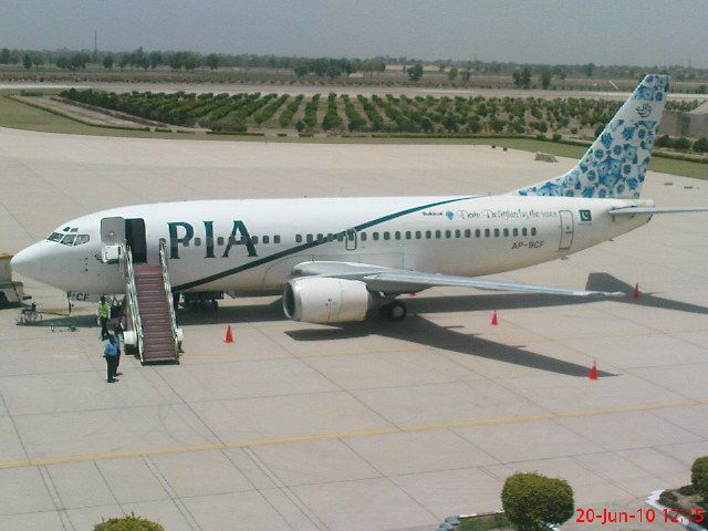 BOEING 737-300 (AP-BCF)