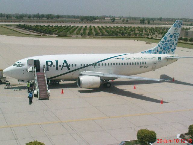 BOEING 737-300 (AP-BCF)