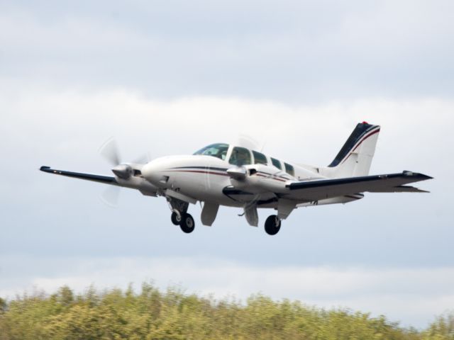 Beechcraft Baron (58) (N7237X) - Gear  retraction cycle. The gear is operated mechanical and is very fast in retracting and lowering.