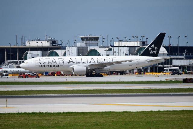 Boeing 777-200 (N218UA)