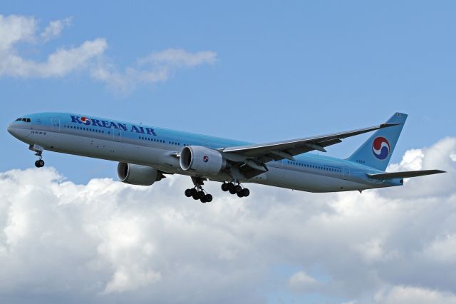 BOEING 777-300 (HL8208)