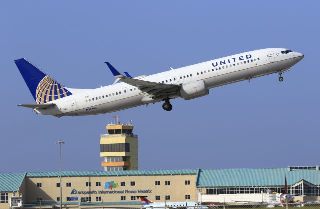 Boeing 737-900 (N37462) - United N37462 departing TNCA