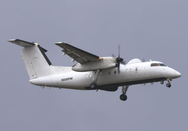 de Havilland Dash 8-200 (N556PM)