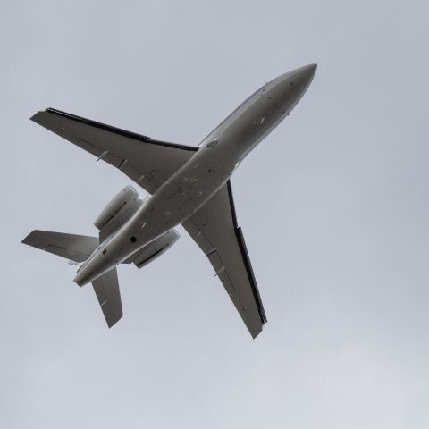 — — - Runway 07