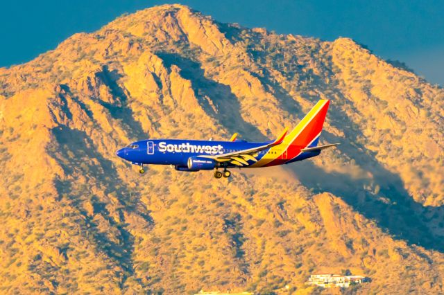 Boeing 737-700 (N776WN) - Southwest Airlines 737-700 landing at PHX on 12/13/22. Taken with a Canon R7 and Tamron 70-200 G2 lens.