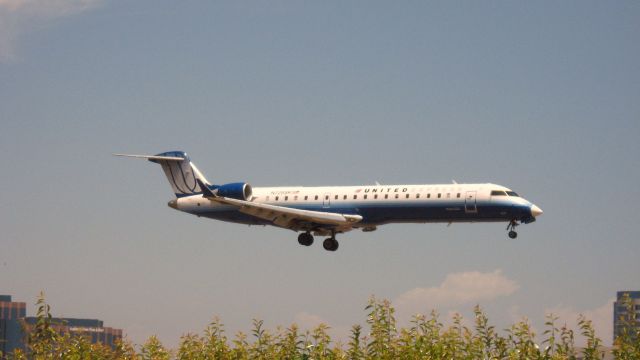 Canadair Regional Jet CRJ-700 (N728SK) - Landing on RWY 19R