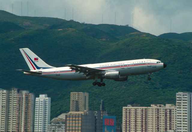 Airbus A300F4-200 (B192) - Short Final at Kai Tak Intl Airport Rwy31 on 1987/08/07