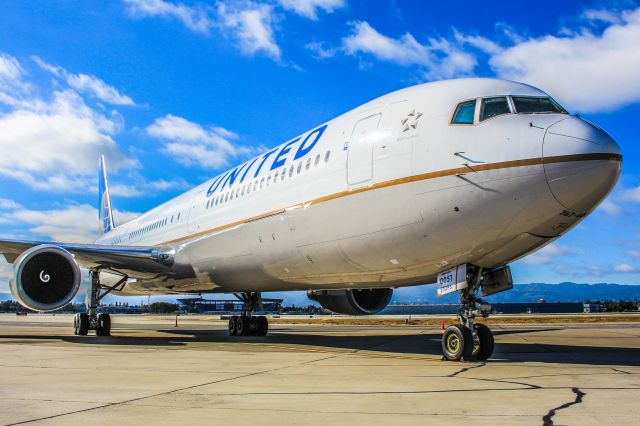 BOEING 767-400 (N66051)