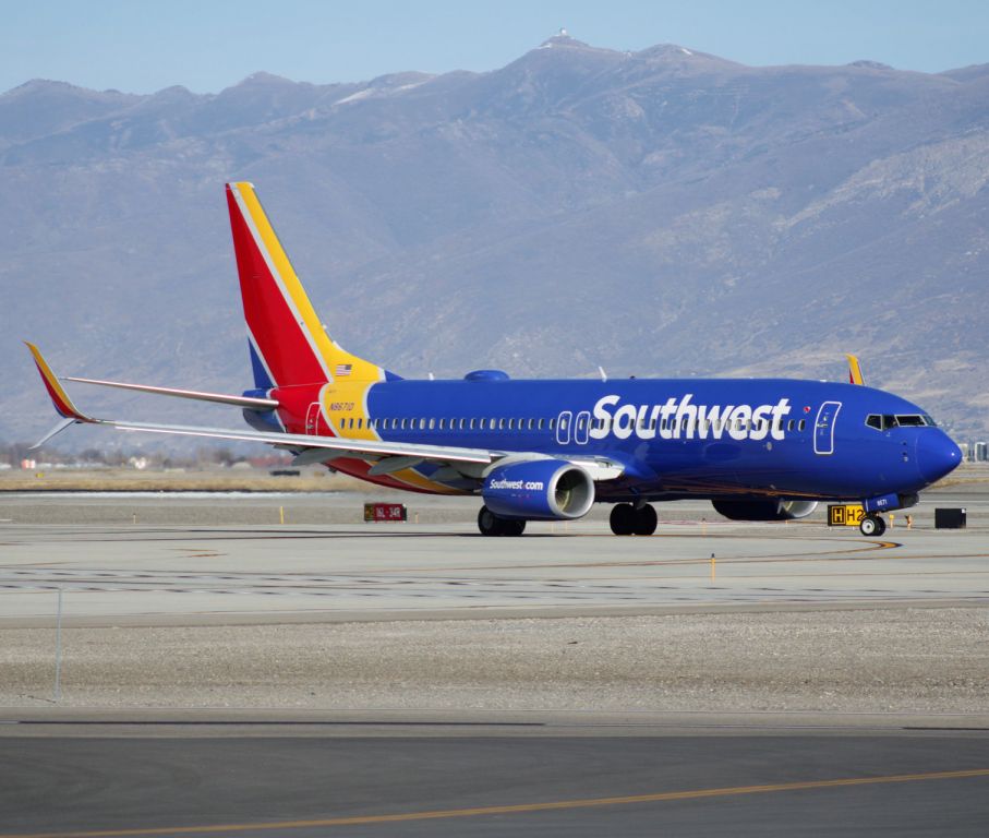 Boeing 737-800 (N8671D) - A scenic shot by the 34R bike path.